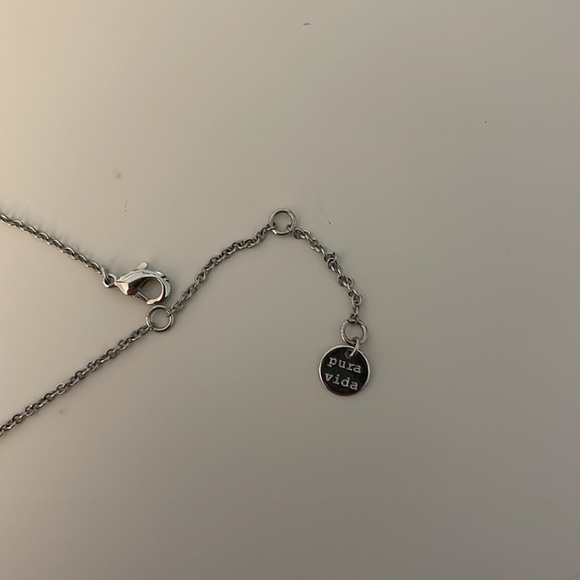 🌼Pura Vida🌼 Daisy Necklace - Picture 3 of 5